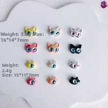 Details van cartoon kattenkralen: groot 16x14mm 3.8g en klein 15x11mm 2.4g legering kralen