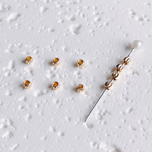 Vue macro de perles d'espacement texturées en or 14K pour la création de bijoux