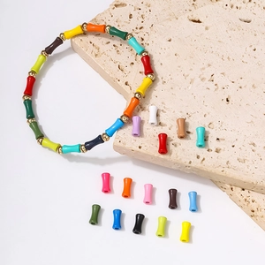 Ensemble de bracelets en perles colorées avec entretoises dorées sur fond en travertin