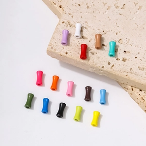 Vue détaillée de perles en alliage colorées avec finition émail pour bijoux DIY