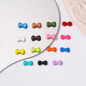 Kleurrijke vlinder haarspeldjes in diverse kleuren met spiegelbeeld op witte achtergrond