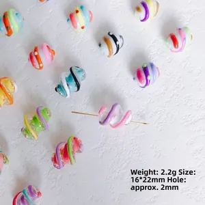 Dettaglio di perle acriliche arcobaleno a spirale 16x22mm per gioielli fai-da-te
