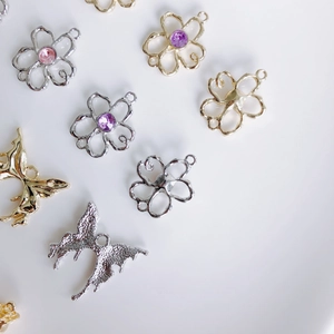 Pendentifs bijoux DIY avec papillons et charmes floraux en alliage et pierres gemmes