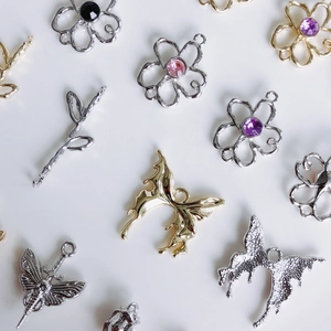 Lot de breloques bijoux DIY avec fleurs, papillons et libellules en alliage argenté et doré