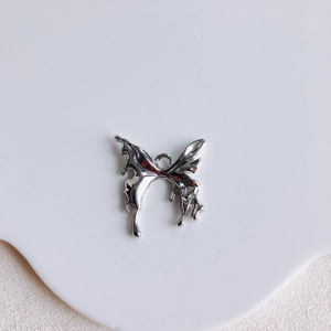 Vue détaillée du pendentif papillon en métal liquide argenté pour bijoux DIY