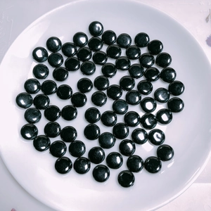 Detalle de cuentas redondas de acrílico negro brillante con acabado pulido para DIY