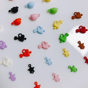 Vue à plat de breloques colorées en cœur et étoile pour la création de bijoux DIY