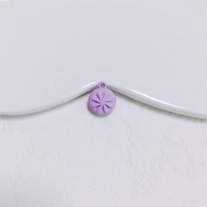 Vue macro du pendentif en résine violette avec gravure en étoile pour bijoux DIY