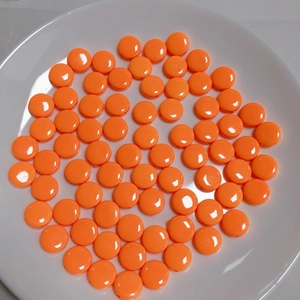 Primer plano de cuentas espaciadoras redondas naranjas brillantes de acrílico para joyería DIY