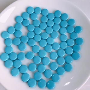 Primer plano de cuentas de acrílico azul cielo brillantes para creación de joyas DIY