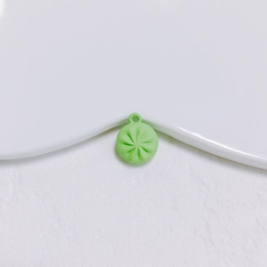 Détail d'un pendentif baozi vert menthe texturé pour la création de bijoux DIY
