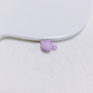 Vue macro d'un pendentif ravioli mauve mat à bords ondulés pour bijoux artisanaux