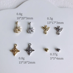 Vue détaillée des pendentifs en alliage de bambou et d'étoile avec dimensions et poids