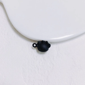 Détail d'un pendentif patte de chat noir mat avec boucle pour création de bijoux
