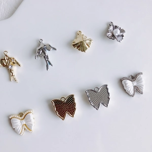 Blauwe zwaluwstaart vlinder hangers in goud en zilver voor DIY sieraden maken accessoires