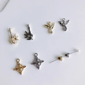 Détails macro de breloques en alliage de bambou doré et argenté pour la création de bijoux