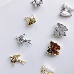 Detailweergave van vlinder- en vogelhangers voor het zelf maken van sieraden en kettingen