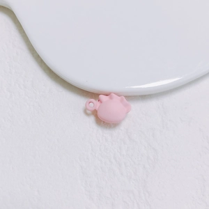 Gros plan d'un pendentif en résine rose en forme de ravioli pour bijoux DIY