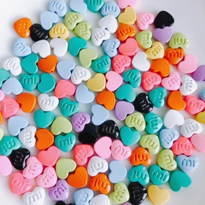 Bunte Macaron-Herzperlen mit 'mi' Gravur für handgefertigten DIY-Schmuckbasteln