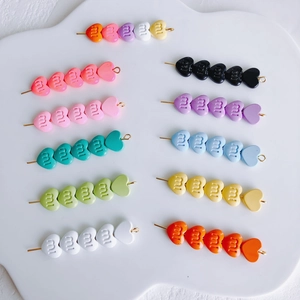 Bunte herzförmige Perlen mit mi-Gravur für DIY-Schmuck und Haar-Accessoires