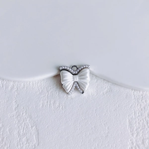 Detail van een vlinderhanger met parelglans en kralenrand voor DIY sieraden maken