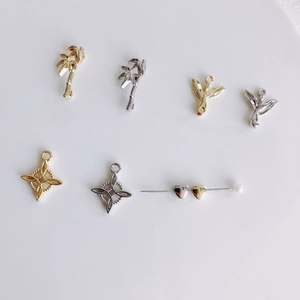 Lot de breloques DIY avec feuilles dorées et argentées et épingle coeur en perle