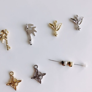 Assortiment de pendentifs DIY en or et argent avec motifs de palmiers et d'ailes
