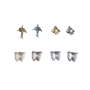 Set met blauwe zwaluw en witte emaille strik bedeltjes voor het maken van DIY sieraden