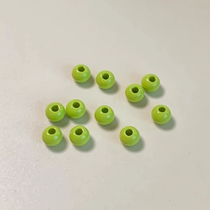 Detalle macro de cuentas redondas verde claro brillante para joyas DIY y pulseras