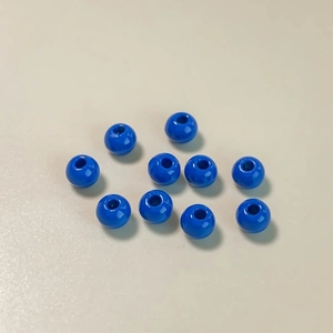 Detalle macro de 10 cuentas redondas lisas azul oscuro para artesanía de joyería DIY