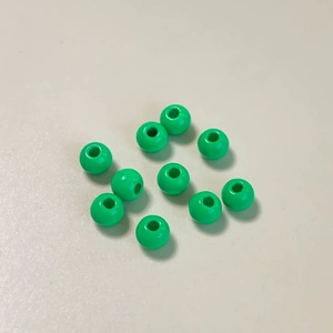 Vista macro de cuentas redondas de aleación verde brillante para joyería DIY y pulseras