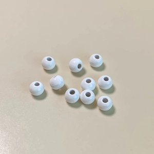 Primer plano de cuentas redondas blancas de aleación con brillo para joyería DIY