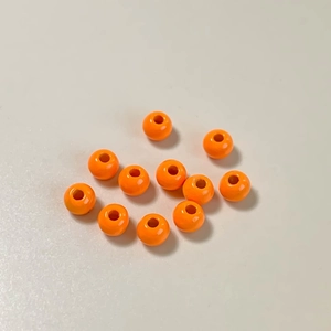 Detalle de cuentas redondas naranjas para crear collares y pulseras artesanales