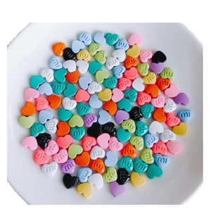 Bunte Makronen-Herzanhänger für DIY-Schmuck mit mi-Buchstabengravur in weißer Schale