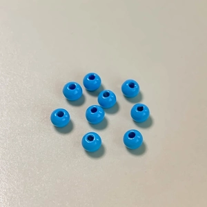 Primer plano de 10 cuentas redondas de aleación azul claro para joyería DIY y arte