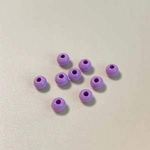 Detalle de diez cuentas redondas moradas de aleación para creación de joyas DIY