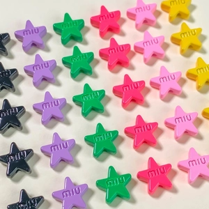 Kleurrijke ster kralen met gegraveerde letters voor DIY sieraden en handwerk