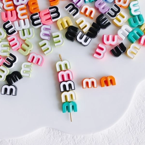 Colorful m-letter acrylic alphabet beads with vertical holes for DIY jewelry making