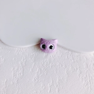 Detailansicht eines lila Katzenkopf-Anhängers aus Harz mit Fellstruktur für DIY-Schmuck