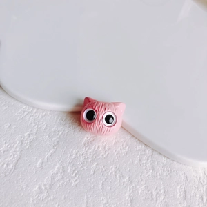Detail der rosa katzenförmigen DIY-Perle mit 3D-Haarstruktur und süßen Augen für Schmuck