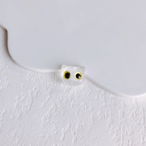 Makroaufnahme einer durchscheinenden Katzenperle mit gelben Augen für DIY-Schmuck