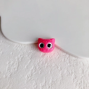 Detail eines rosa 3D-Katzenkopfs mit großen Augen für DIY-Schmuckherstellung