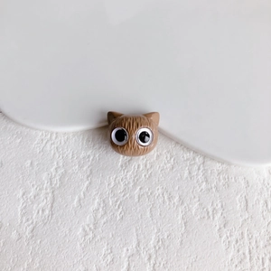 Detail eines braunen Katzenkopf-Harzanhängers mit feiner Felltextur und großen Augen
