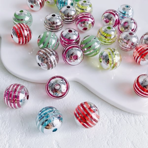 Makro-Detail bunter gestreifter Acryl-Rundperlen für DIY-Schmuck in weißer Schale