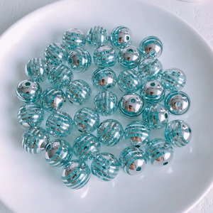 Detail von gestreiften blau-silbernen Acrylperlen für DIY-Schmuckherstellung