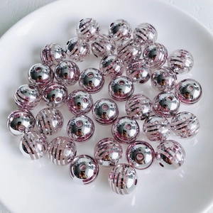 Detaillierte Makroansicht rosa-silber gestreifter Acrylperlen mit Metallglanz für DIY