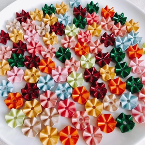 Primer plano de cuentas de flores acrílicas de colores con agujeros para bisutería DIY
