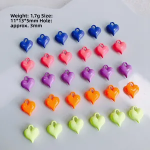 Kleurrijke hartjes hangers in vijf levendige kleuren voor DIY sieraden maken