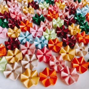 Cuentas de flores de acrílico de colores con agujero central para joyas de bricolaje