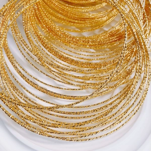 Detail von 14K goldgefüllten strukturierten Drähten für DIY-Schmuck und Armbänder